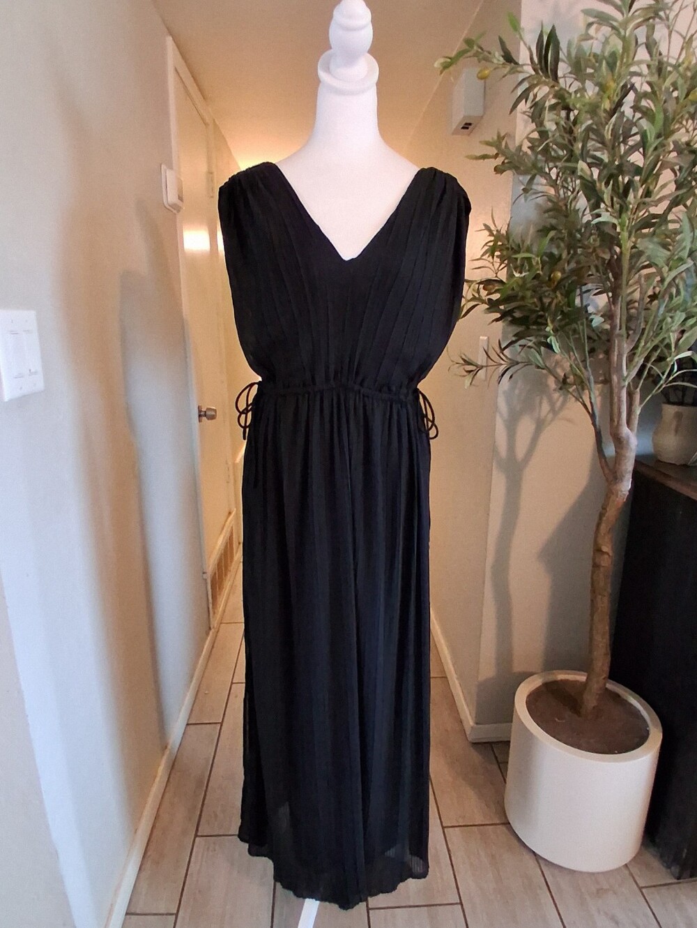 Astr The Label Sleeveless Pleated Black Maxi Dress With Side Tie Minimalist